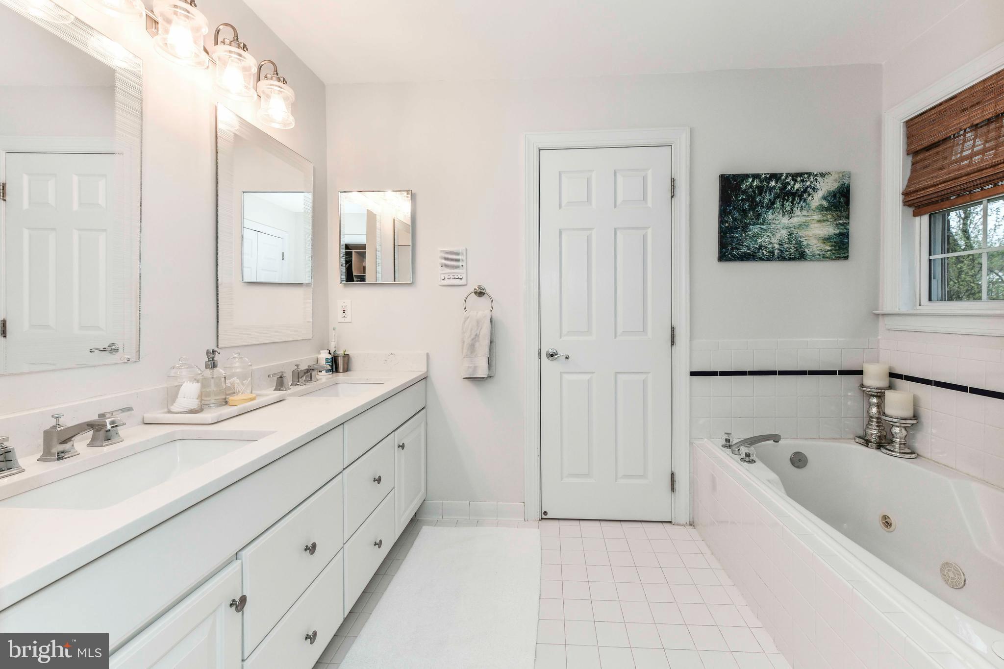 6866 Melrose Drive McLean, VA 22101 - Photo 21 of 42 a bathroom with a tub a sink and mirror