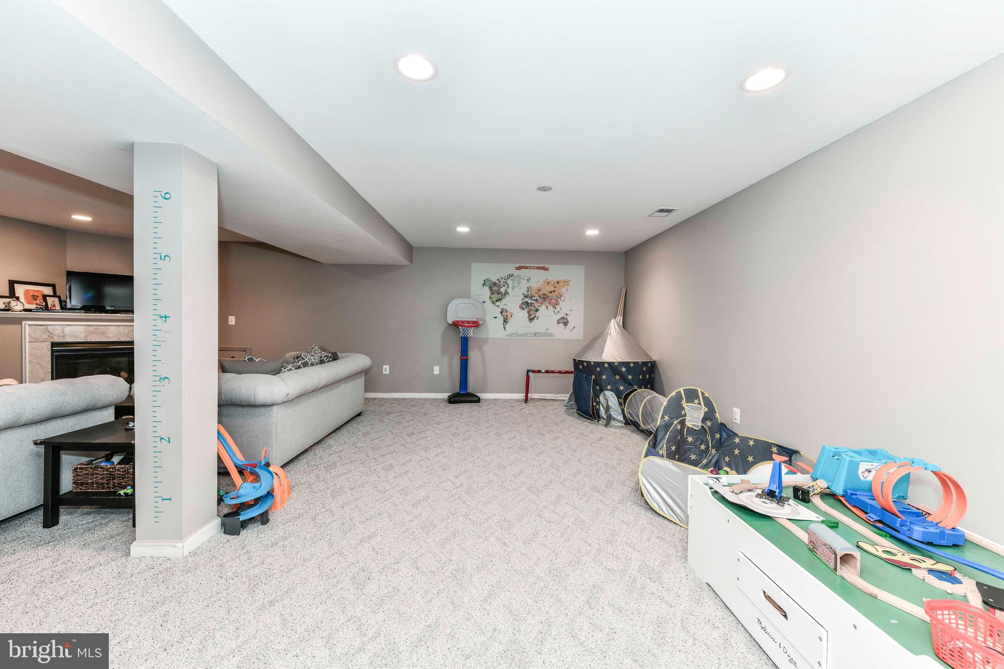 6866 Melrose Drive McLean, VA 22101 - Photo 28 of 42 a very nice looking room with many windows