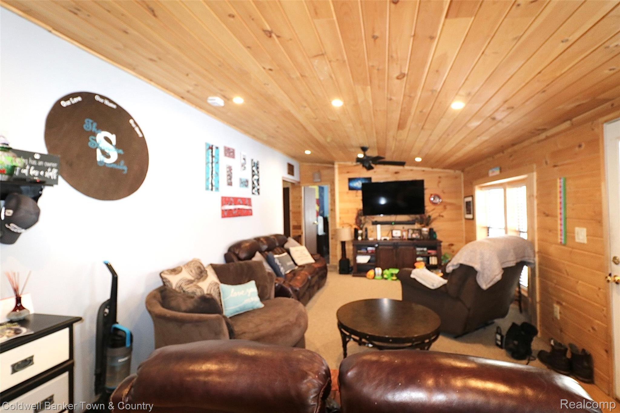 5353 Warner Road Fowlerville, MI 48836 - Photo 14 of 30 Living Room