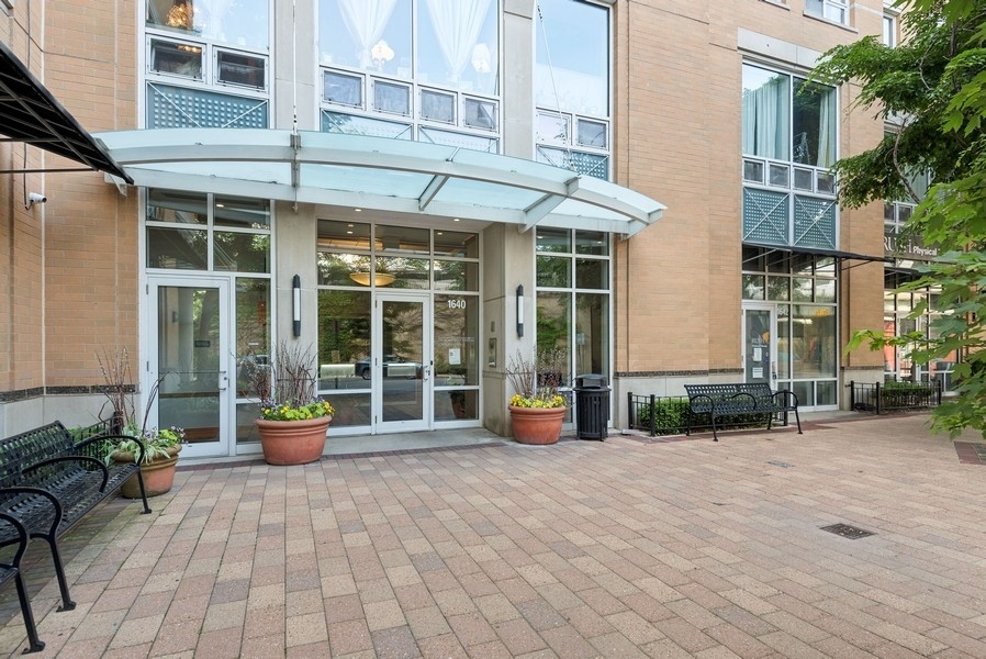 1640 Maple Avenue, Unit 1107 Evanston, IL 60201 - Photo 21 of 28 a view of a building with sitting area