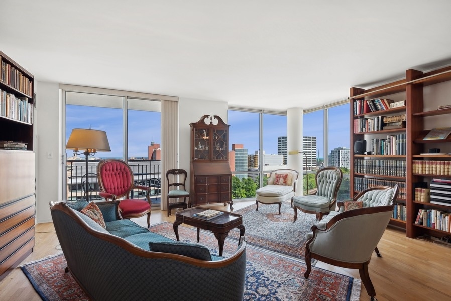 1640 Maple Avenue, Unit 1107 Evanston, IL 60201 - Photo 3 of 28 a living room with furniture