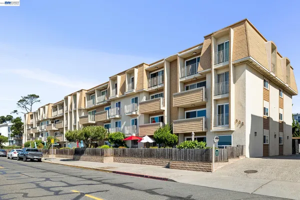 $695,000 | 933 Shore Line Drive, Unit 306, Alameda, CA 94501
