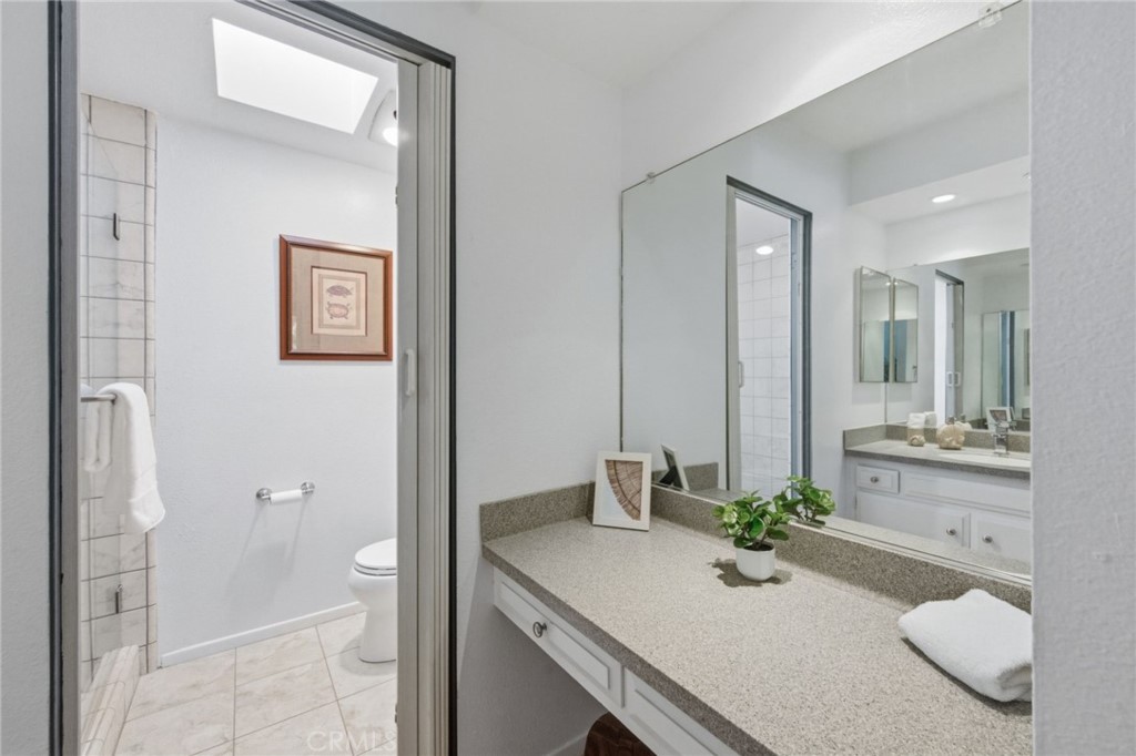 4320 Glencoe Avenue, Unit 2 Marina del Rey, CA 90292 - Photo 23 of 34 Primary bathroom vanity area
