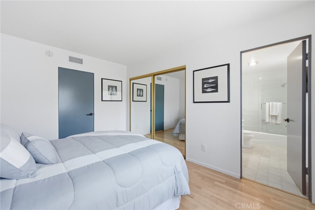 4320 Glencoe Avenue, Unit 2 Marina del Rey, CA 90292 - Photo 26 of 34 Guest bedroom with mirrored closet