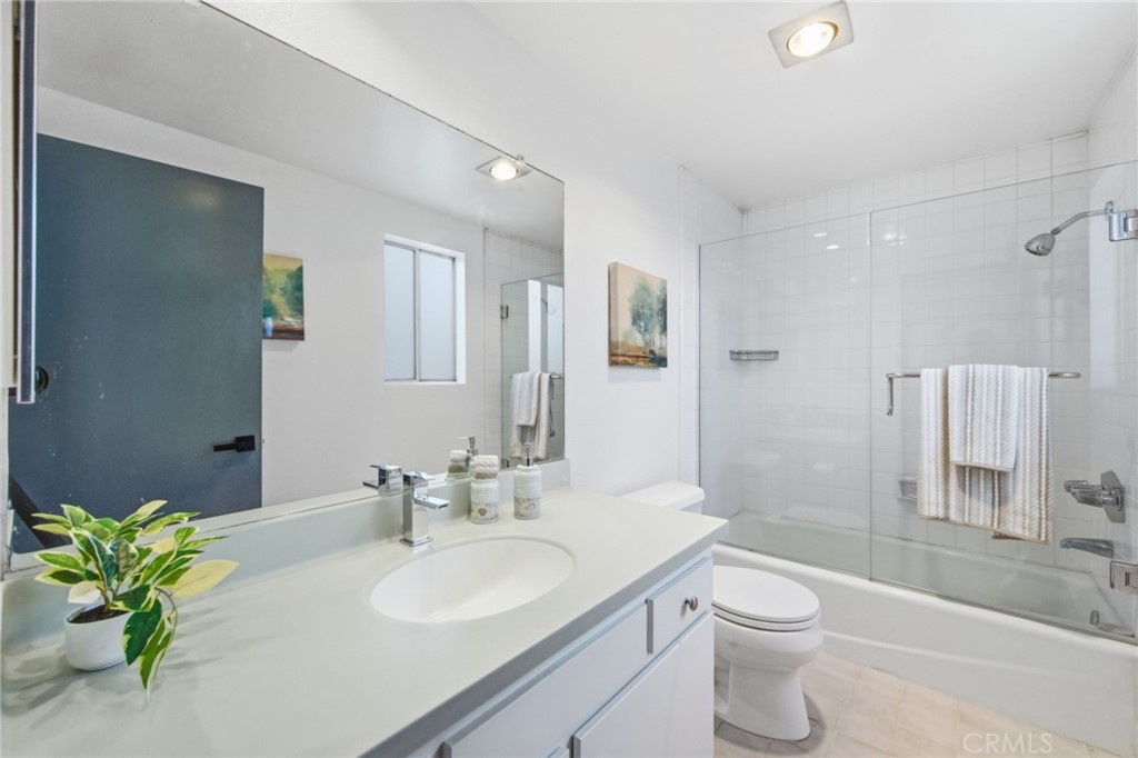 4320 Glencoe Avenue, Unit 2 Marina del Rey, CA 90292 - Photo 28 of 34 Guest bathroom with full tub