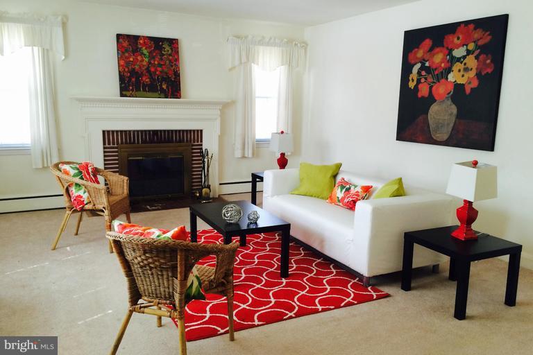 1420 Glendale Road Baltimore, MD 21239 - Photo 2 of 23 Living Room