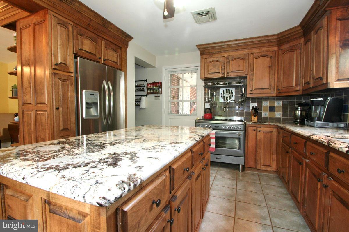 1420 Glendale Road Baltimore, MD 21239 - Photo 5 of 23 Kitchen