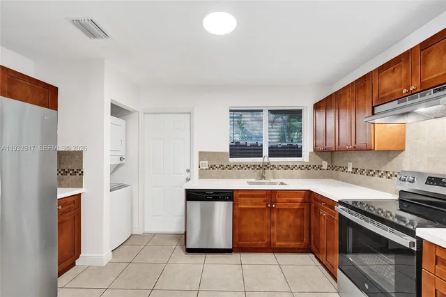 $2,950 | 30 Southwest 8th Street, Unit 1, Hallandale Beach, FL 33009