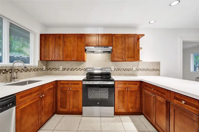 $2,950 | 30 Southwest 8th Street, Unit 1, Hallandale Beach, FL 33009