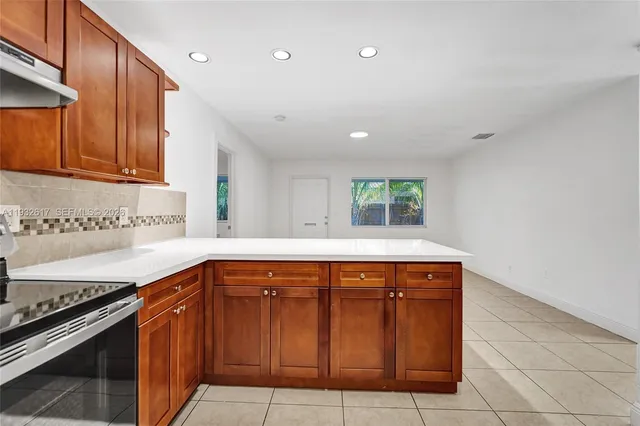 $2,950 | 30 Southwest 8th Street, Unit 1, Hallandale Beach, FL 33009