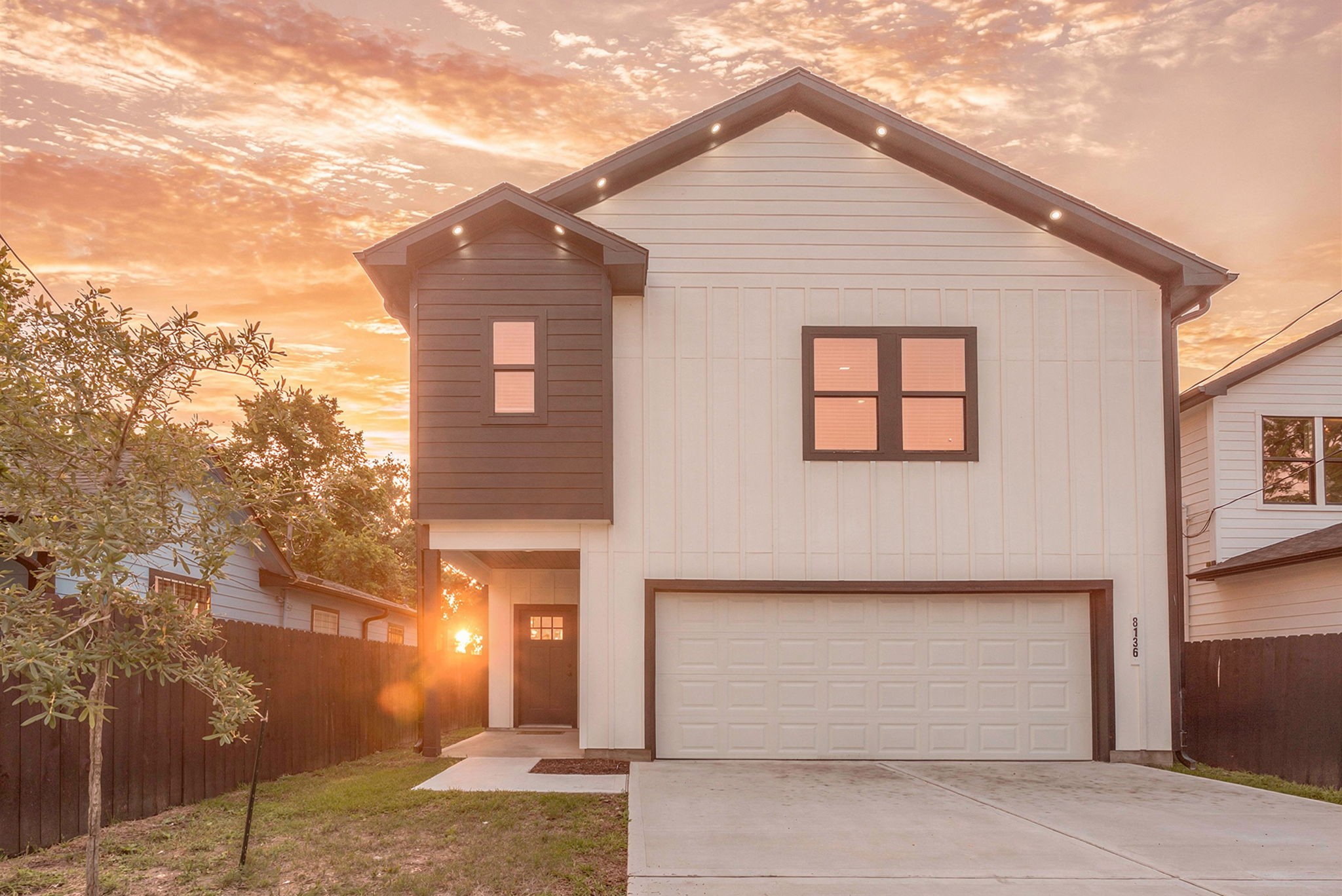 8136 Chateau Street Houston, TX 77028 - Photo 2 of 46 Exterior recessed lighting