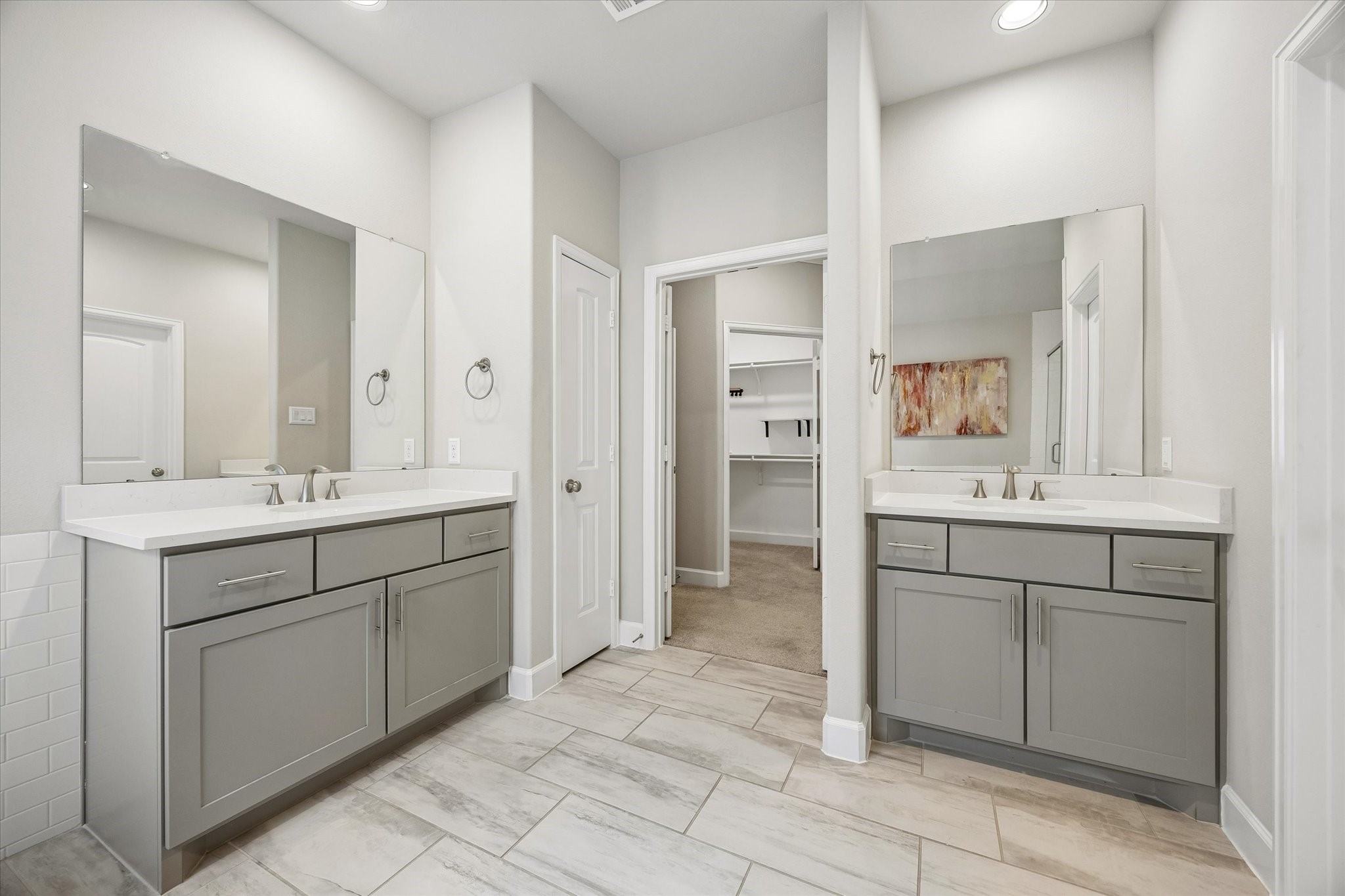 809 Malone Street Houston, TX 77007 - Photo 23 of 26 Primary bath with dual vanities, ample cabinetry and generous counter space.