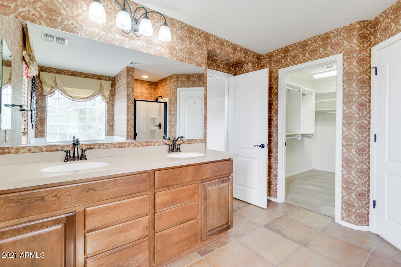 1074 South Hawk Lane Gilbert, AZ 85296 - Photo 21 of 35 a spacious bathroom with a double vanity sink and a mirror