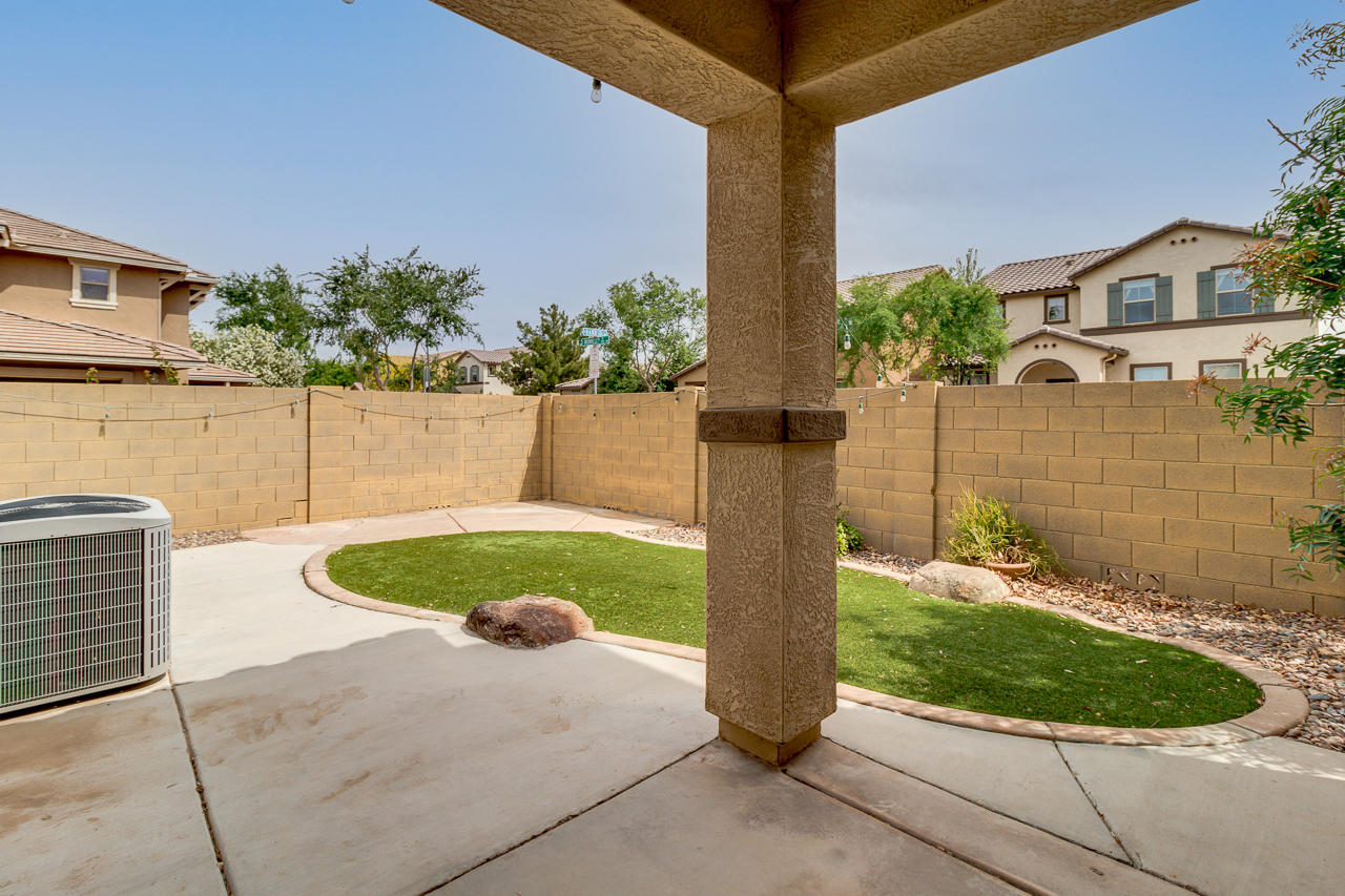 1074 South Hawk Lane Gilbert, AZ 85296 - Photo 29 of 35 a view of a backyard with plants and tub