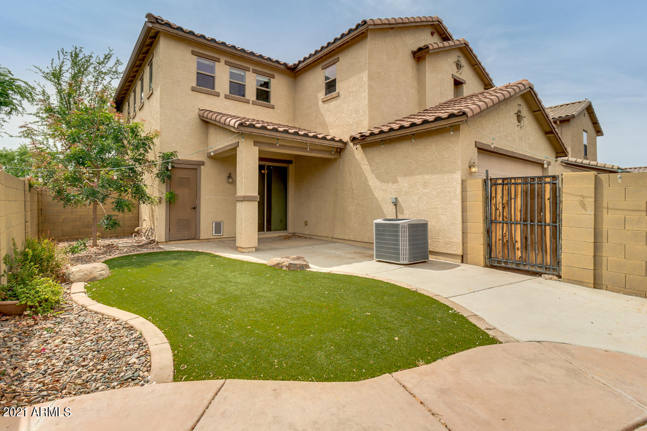 1074 South Hawk Lane Gilbert, AZ 85296 - Photo 31 of 35 a front view of a house with garden