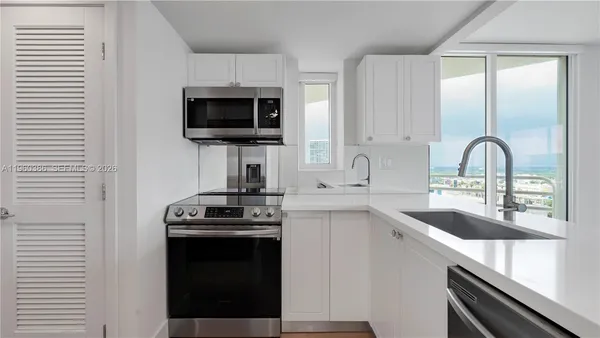 $4,111 | 555 Northeast 34th Street, Unit 1710, Miami, FL 33137