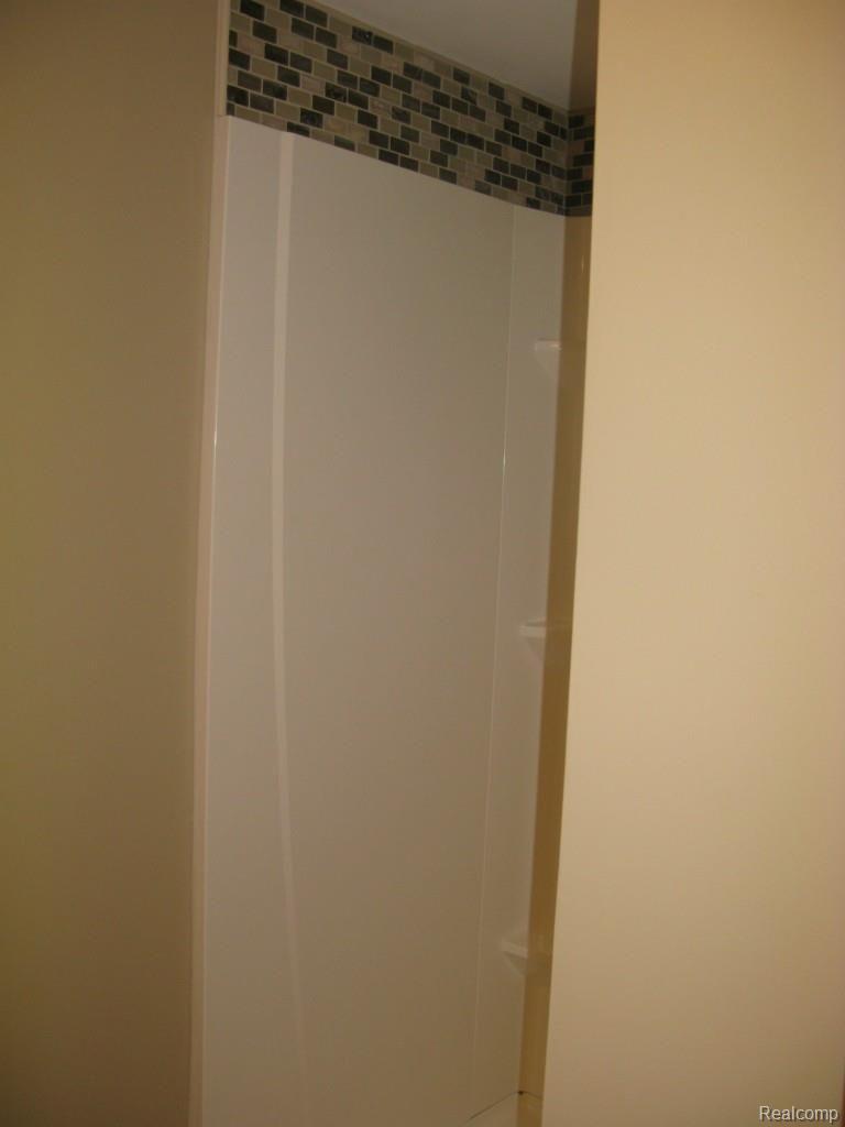 1005 East River Road Flushing, MI 48433 - Photo 32 of 41 IMG_8172.jpg