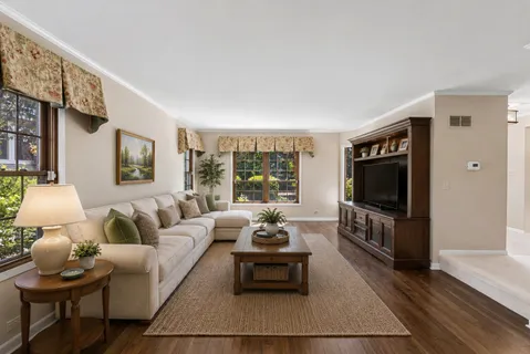 $399,000 | 946 Walter Avenue, Des Plaines, IL 60016