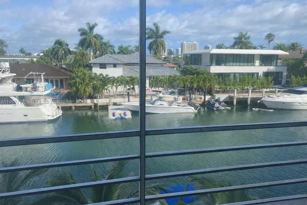 $2,000 | 2935 Northeast 163rd Street, Unit 3K, North Miami Beach, FL 33160