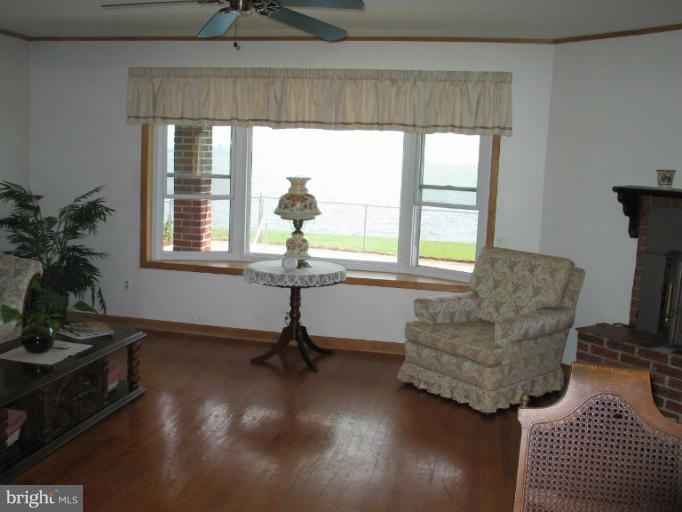 8541 Bay Road Pasadena, MD 21122 - Photo 13 of 28 living room