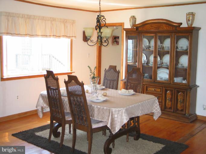 8541 Bay Road Pasadena, MD 21122 - Photo 14 of 28 dining room