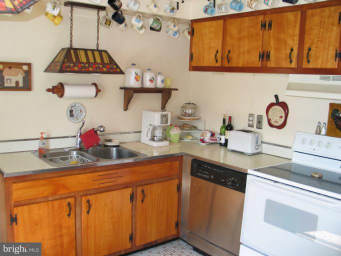 8541 Bay Road Pasadena, MD 21122 - Photo 18 of 28 kitchen
