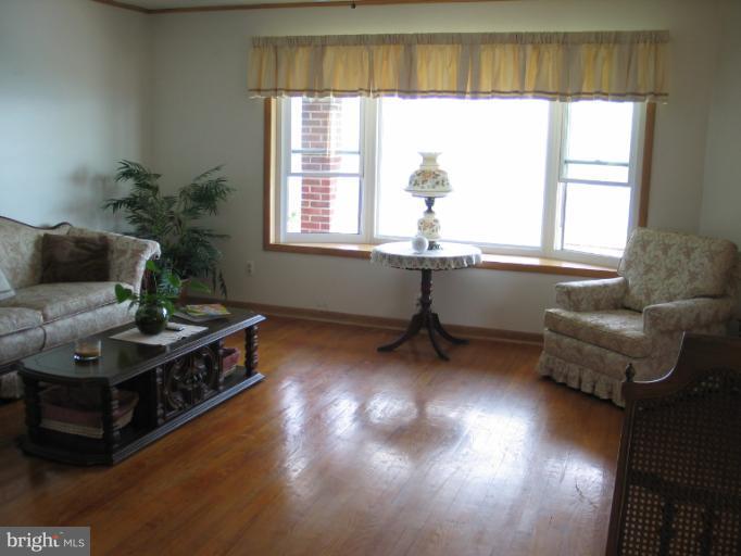 8541 Bay Road Pasadena, MD 21122 - Photo 27 of 28 living room