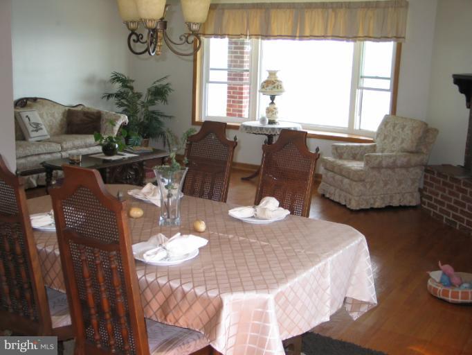 8541 Bay Road Pasadena, MD 21122 - Photo 5 of 28 dining room