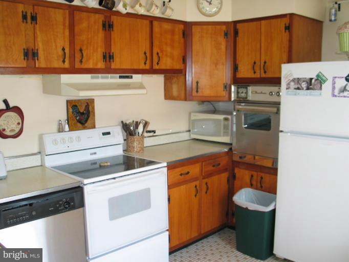 8541 Bay Road Pasadena, MD 21122 - Photo 6 of 28 kitchen