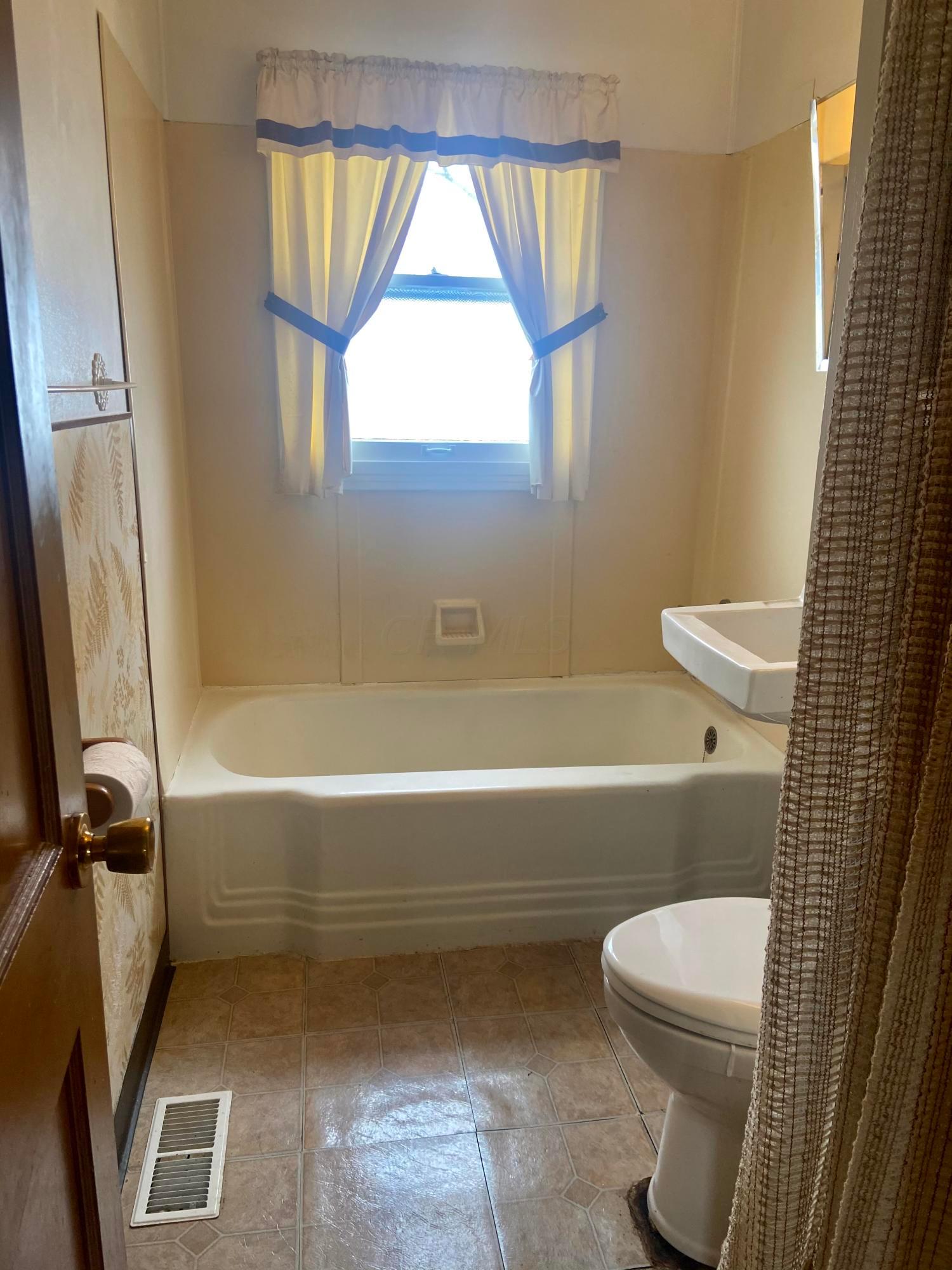 2672 Allen Drive Springfield, OH 45505 - Photo 8 of 9