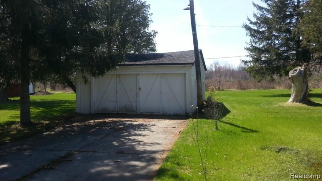 6685 State Road Fort Gratiot, MI 48059 - Photo 8 of 9 garage.jpg