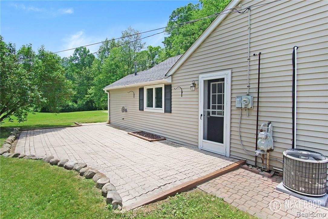 5789 Clarkston Road Clarkston, MI 48348 - Photo 31 of 37 PAVER PATIO OFF KITCHEN.jpg