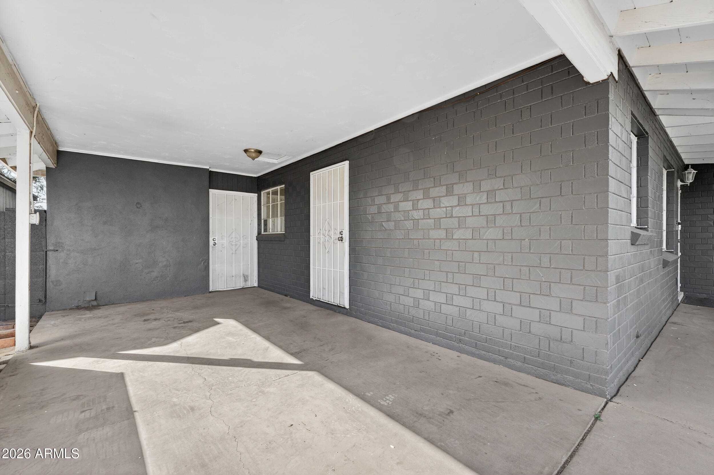 2233 West Flower Street Phoenix, AZ 85015 - Photo 4 of 36 a view of an empty room