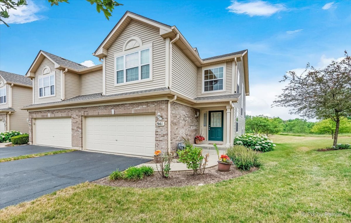 941 Oak Ridge Boulevard Elgin, IL 60120 - Photo 1 of 28