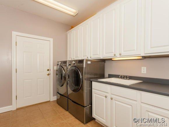 182 Flying Hawk Road Waynesville, NC 28786 - Photo 20 of 24 a utility room with sink dryer and washer