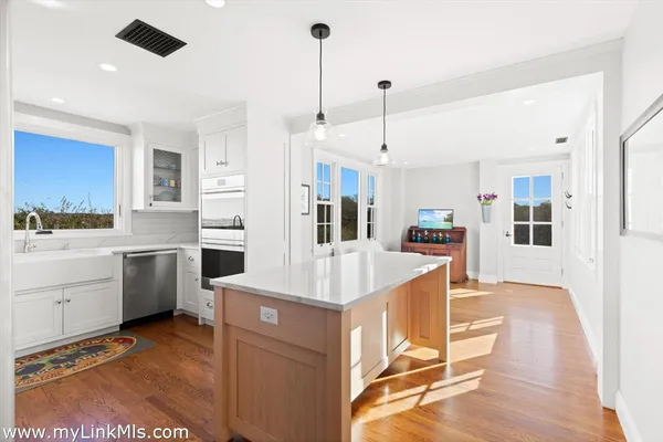 $10,950,000 | 16 Shotnaigher Lane, Chilmark, MA 02535