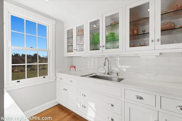 $10,950,000 | 16 Shotnaigher Lane, Chilmark, MA 02535