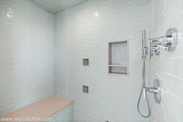 $10,950,000 | 16 Shotnaigher Lane, Chilmark, MA 02535