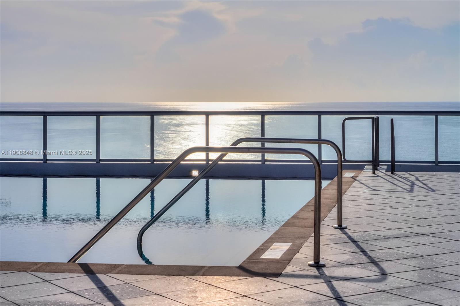 6801 Collins Avenue, Unit 1018 Miami Beach, FL 33141 - Photo 20 of 26 a view of entryway