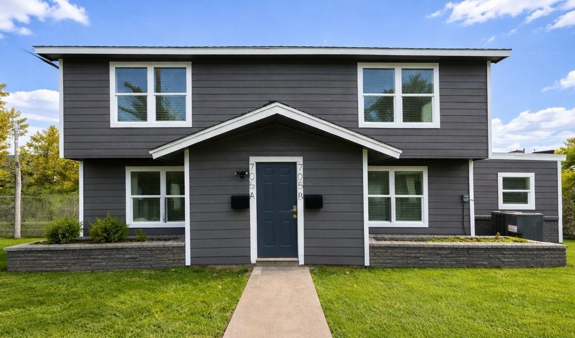 a view of front of a house with a yard
