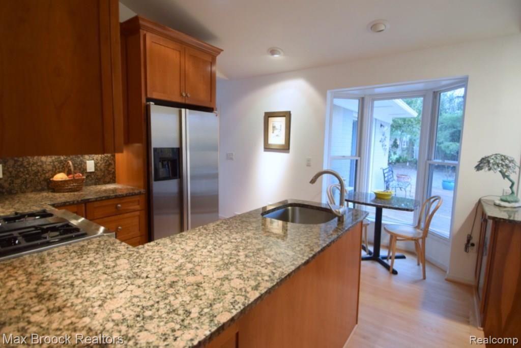 445 South Cranbrook Cross Road Bloomfield Hills, MI 48301 - Photo 6 of 22 CUSTOM LIGHT CHERRY KITCHEN WITH STAINLESS STEEL APPLIANCES, GRANITE COUNTERS AND BACKSPLASH AND BAY WINDOW