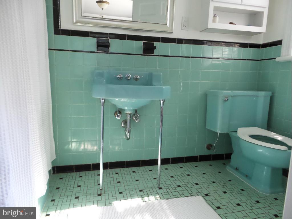 611 Edwards Ferry Road Northeast Leesburg, VA 20176 - Photo 16 of 30 Bath