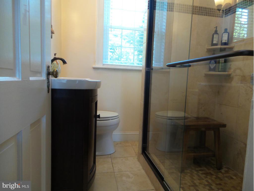 611 Edwards Ferry Road Northeast Leesburg, VA 20176 - Photo 18 of 30 Bath