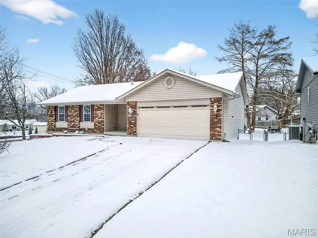 $322,000 | 201 Westminster Drive, St. Peters, MO 63376