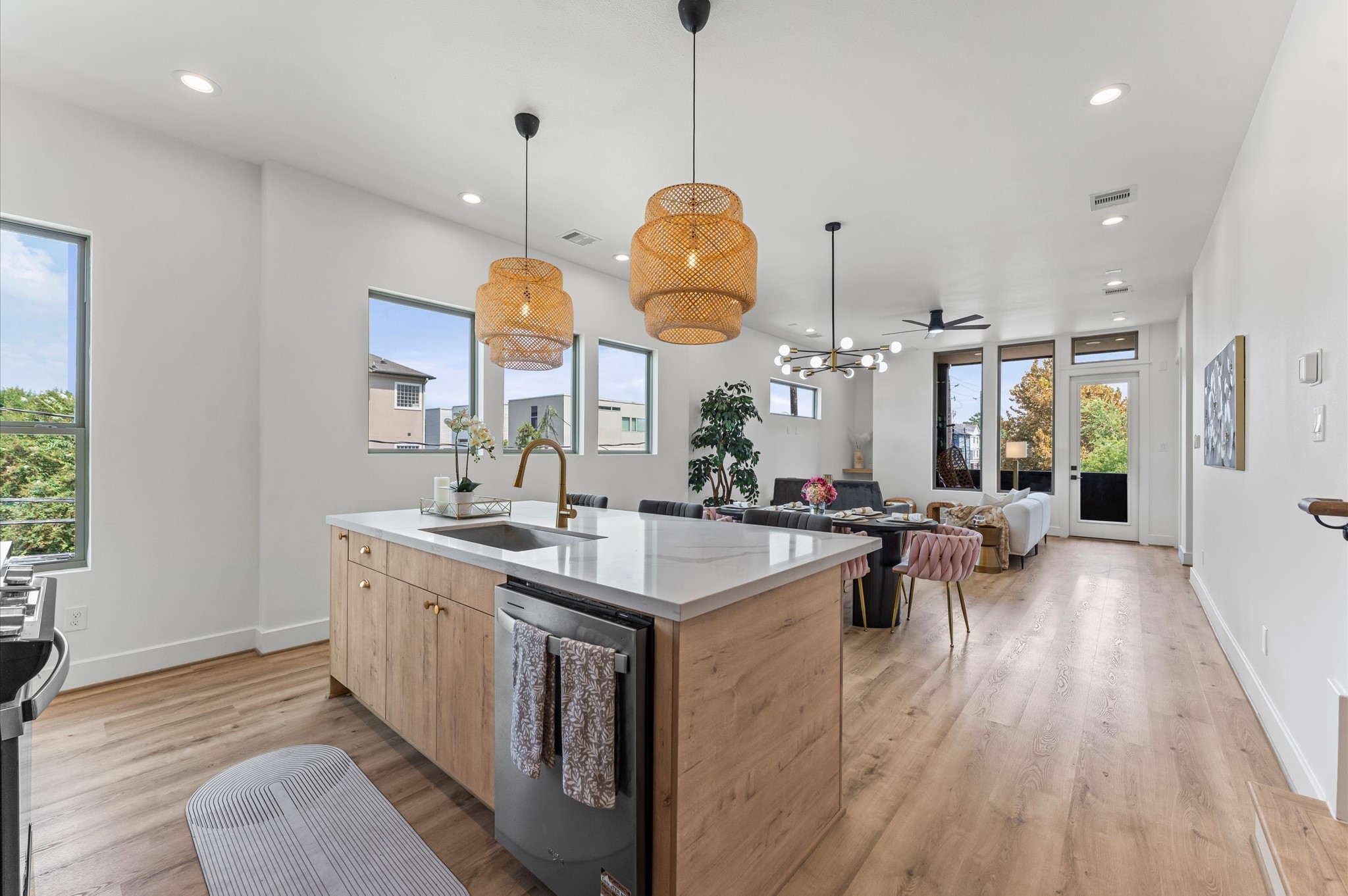 1122 West 17th Street, Unit D Houston, TX 77008 - Photo 18 of 37 a very nice looking kitchen with a large window