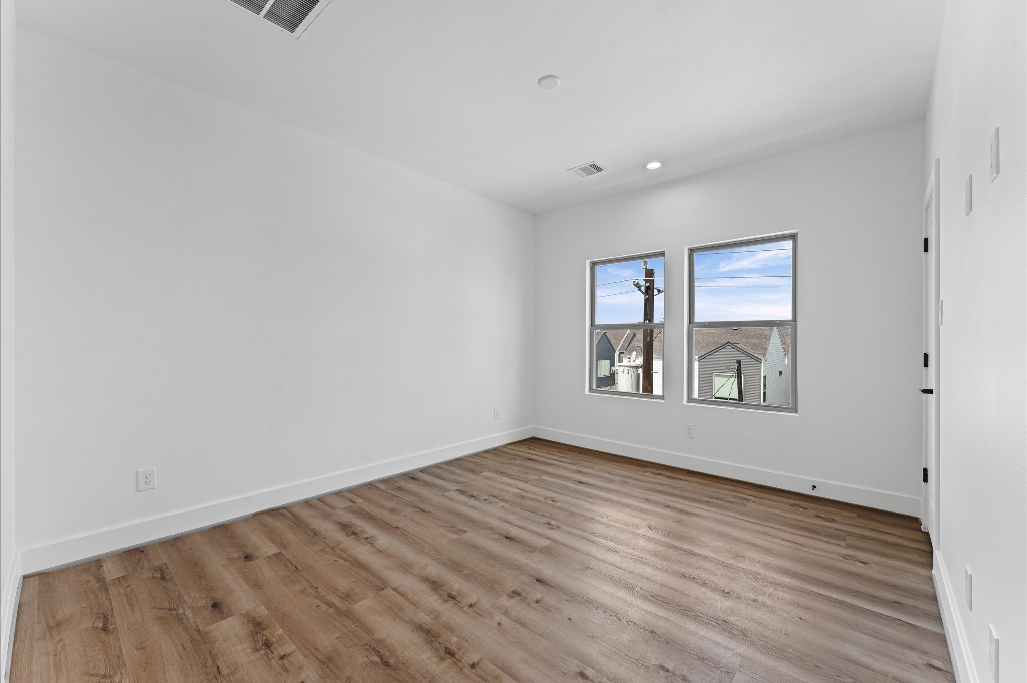 1122 West 17th Street, Unit D Houston, TX 77008 - Photo 29 of 37 a view of an empty room with wooden floor and a window