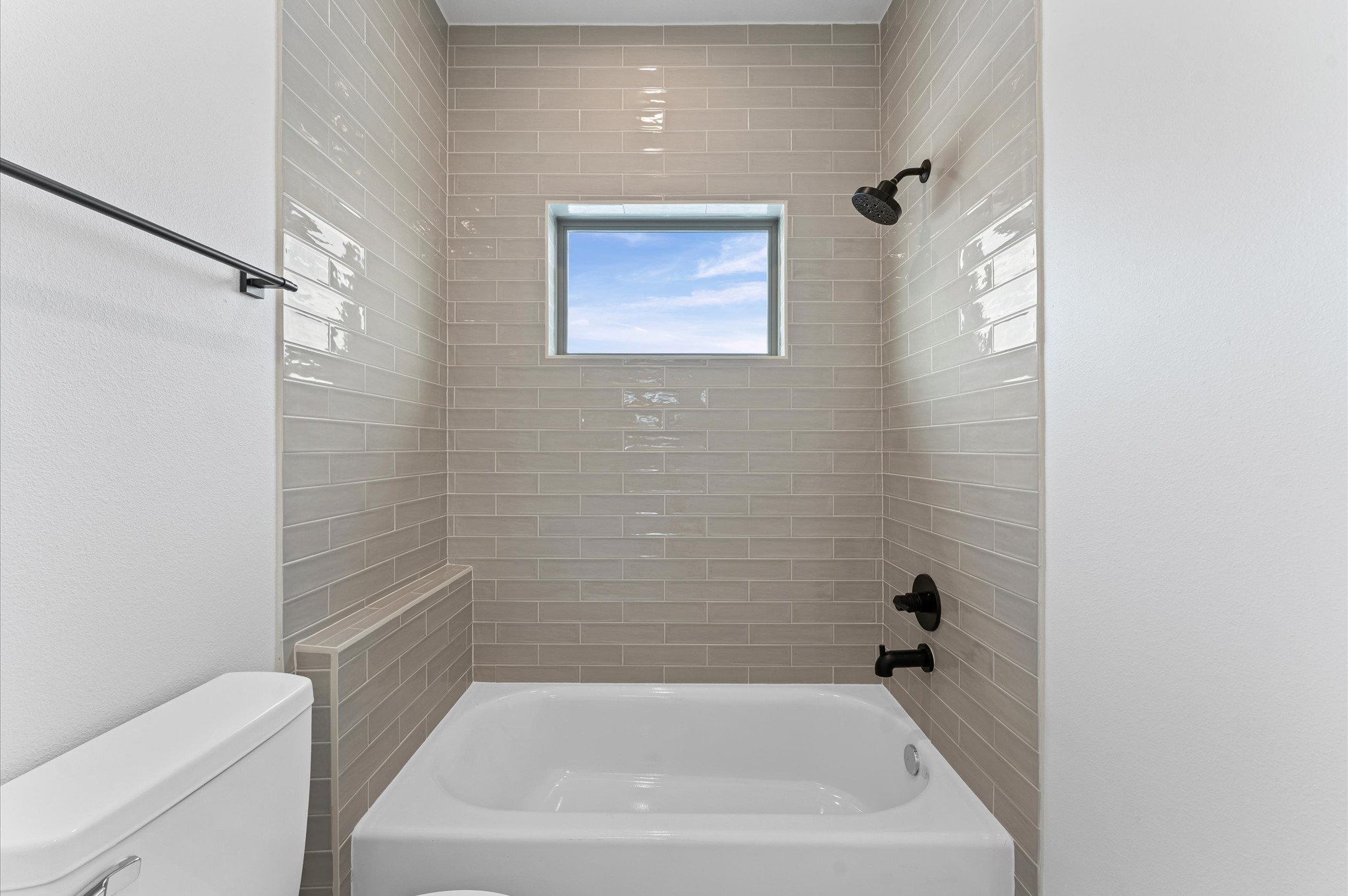 1122 West 17th Street, Unit D Houston, TX 77008 - Photo 31 of 37 a bathroom with a bathtub and shower