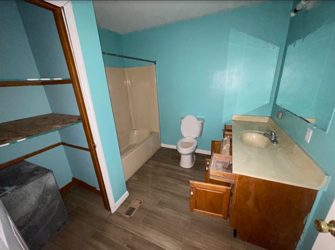 150 Scenic Drive Spring City, TN 37381 - Photo 8 of 13 a bathroom with sink and a mirror