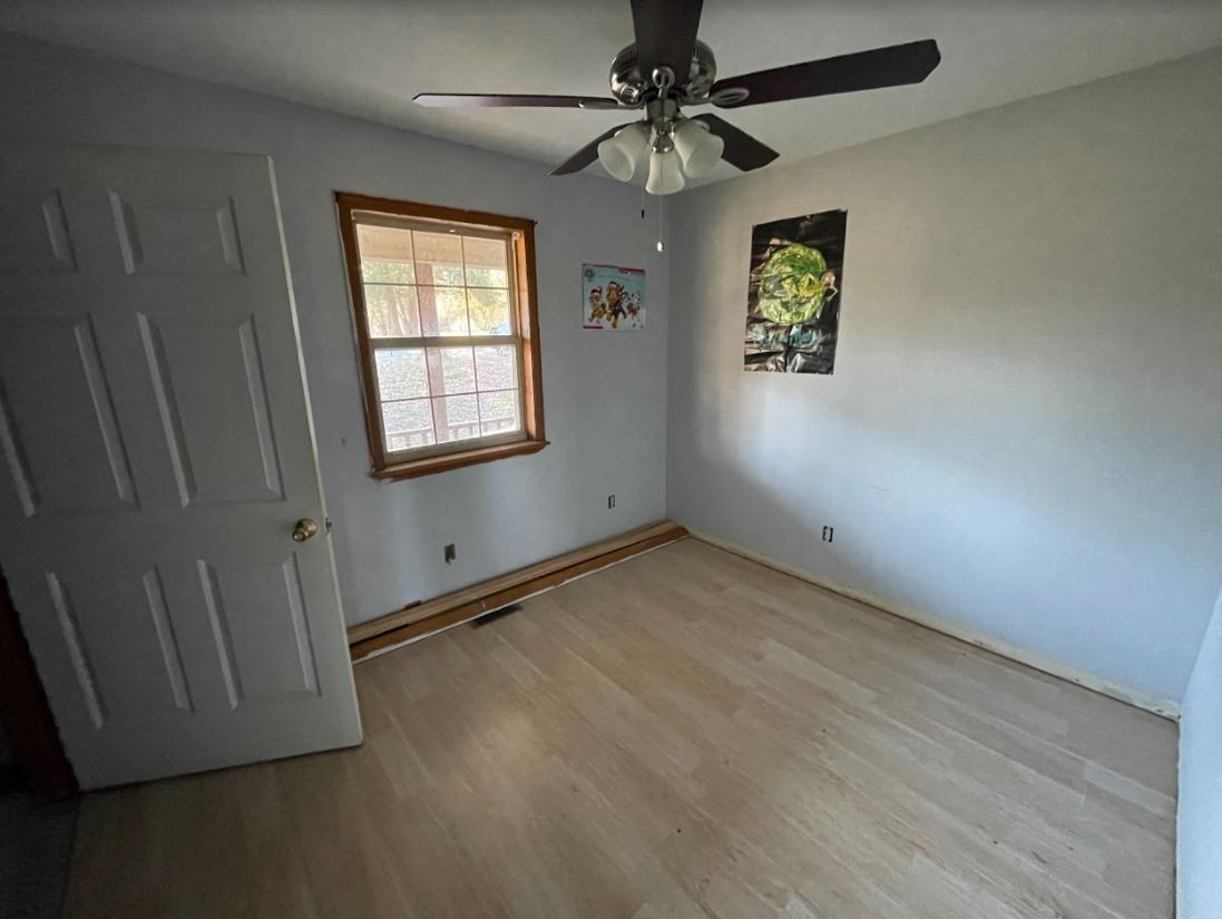 150 Scenic Drive Spring City, TN 37381 - Photo 10 of 13 an empty room with windows and fan