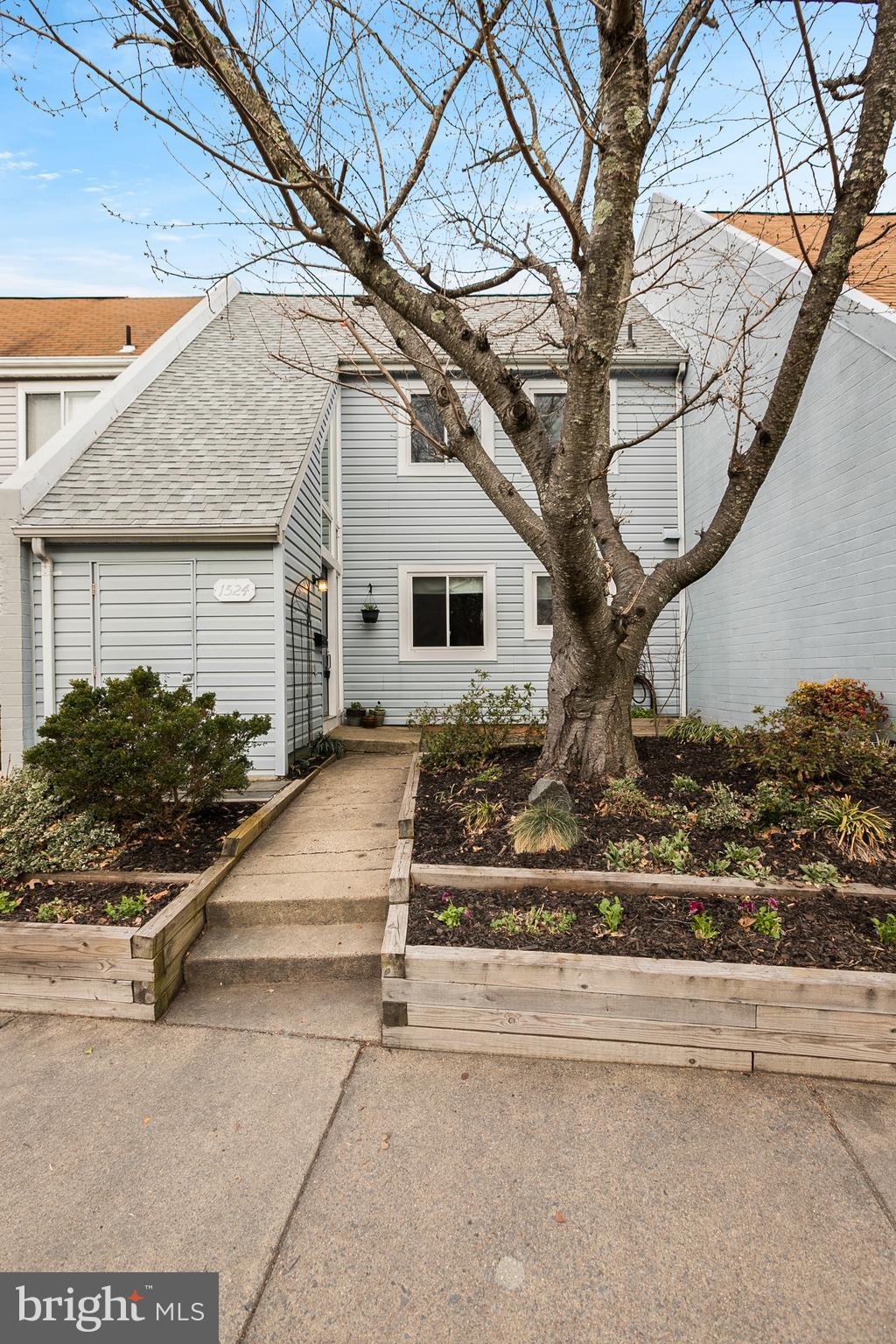 1524 Goldenrain Court Reston, VA 20190 - Photo 2 of 38 Gallery Image 2